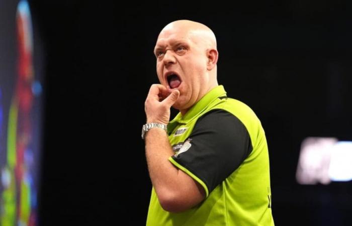 Michael van Gerwen fuori dal Grande Slam mentre Luke Littler quasi colpisce il nove darter