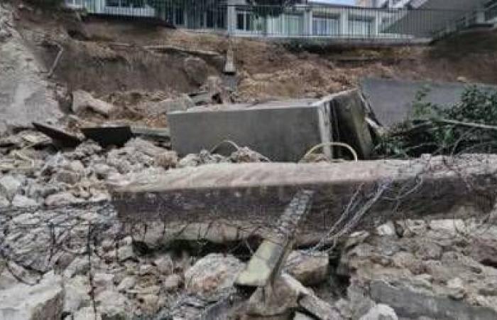 Crolla il muro del cortile della scuola