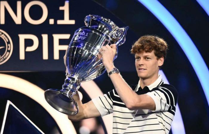 Tennis: Sinner ha ricevuto il trofeo numero 1 al mondo