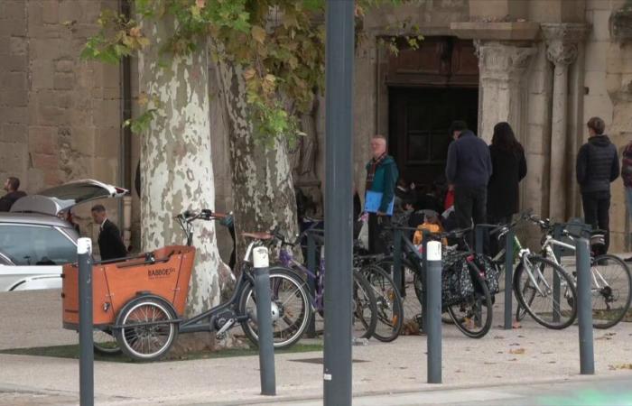 centinaia di persone a Romans-sur-Isère per i funerali del giovane