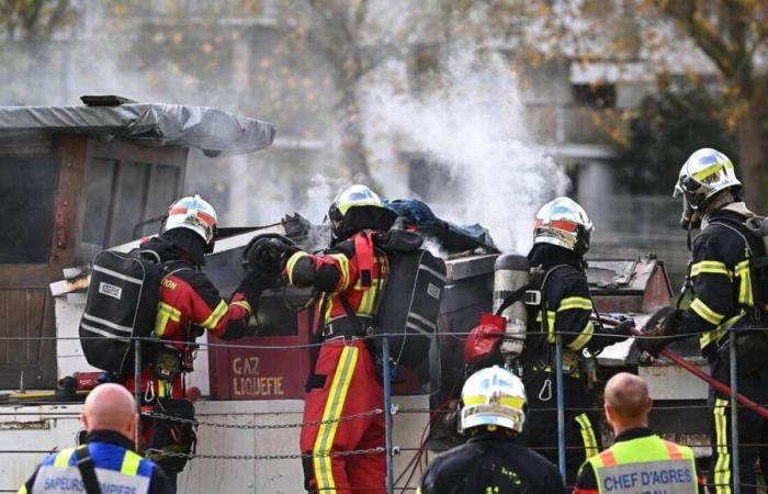 Spento l'incendio sulla chiatta ormeggiata nel bacino di Saint-Félix a Nantes