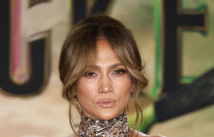 Sul tappeto rosso, Jennifer Lopez si appropria dell’acconciatura caratteristica di Brigitte Bardot