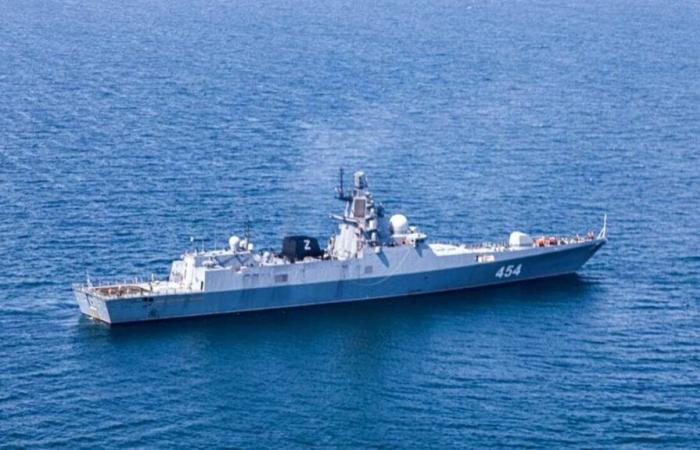 Una nave da guerra russa dotata di missili ipersonici ha attraversato la Manica verso l’Atlantico