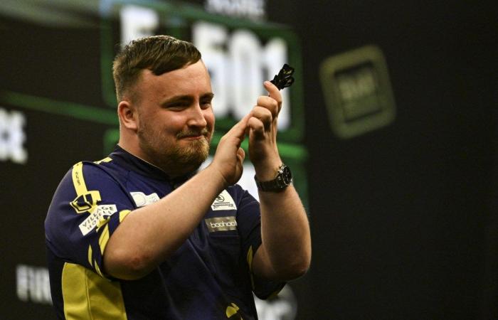 Luke Littler interpreta lo showman al Grand Slam of Darts mentre perde il record di 9 darter per millimetri