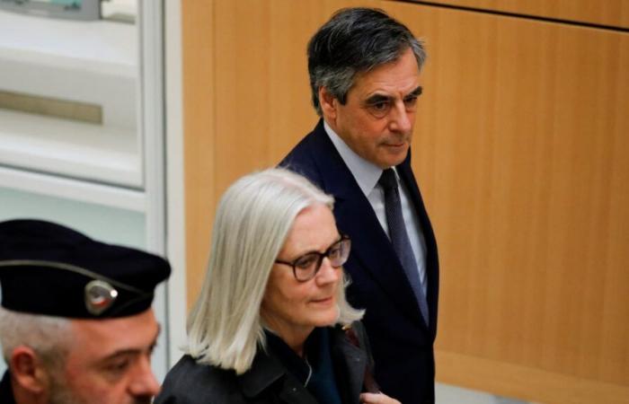 François Fillon si offre di “restituire i soldi”