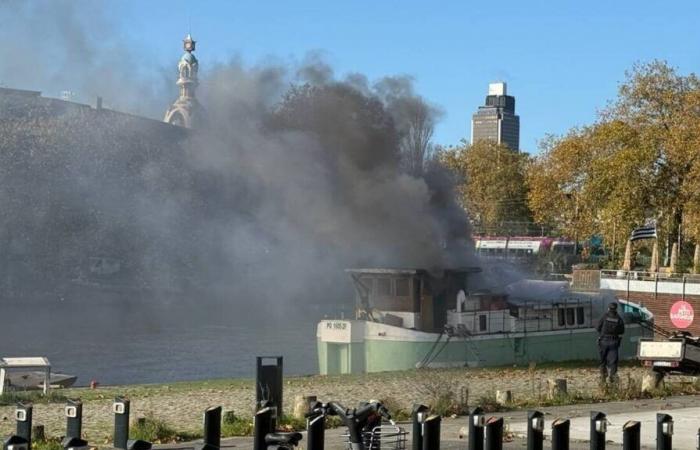 Incendio in una chiatta ormeggiata nel bacino di Saint-Félix a Nantes