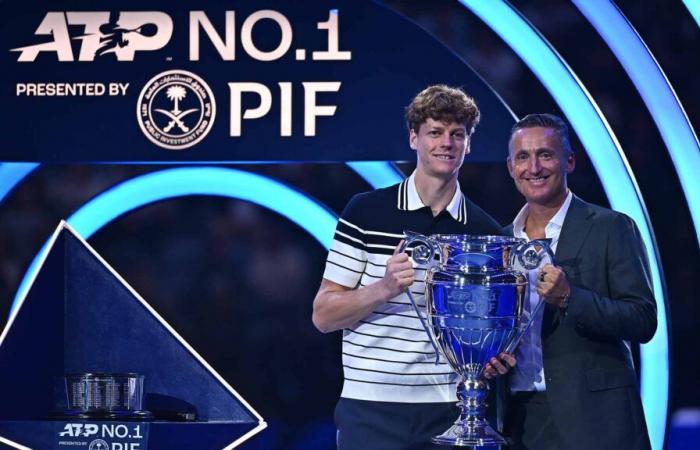 L’emozionante Jannik Sinner accetta il numero 1 di fine anno ATP presentato dal PIF onori | Giro dell’ATP