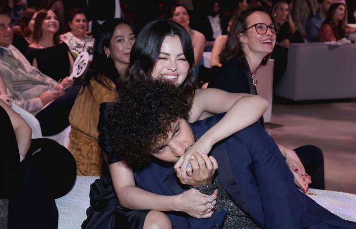 Selena Gomez celebra con un gesto romantico Benny Blanco come uno degli “uomini più sexy del mondo”