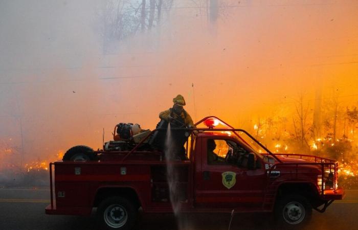 Il massiccio incendio sul confine tra New Jersey e New York continua a infuriare su 3.500 acri, alimentato da raffiche di vento