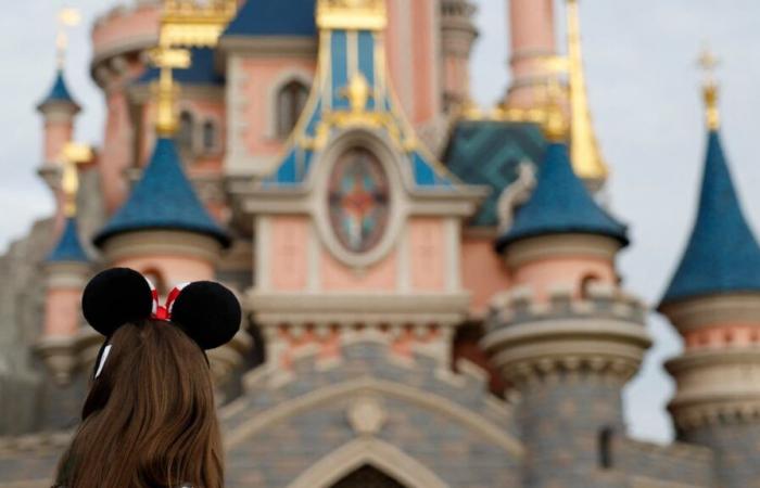 La parata di Natale di Disneyland Paris diventa a pagamento, i fan arrabbiati