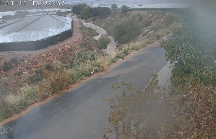 Una tremenda tromba d'acqua sorprende diversi comuni di Almería