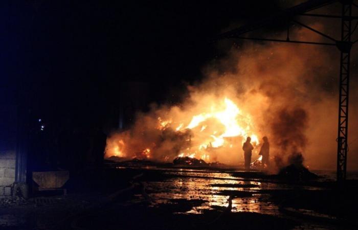 Incendio in un capannone agricolo nell'Oise, vigili del fuoco sul posto per spegnere l'incendio