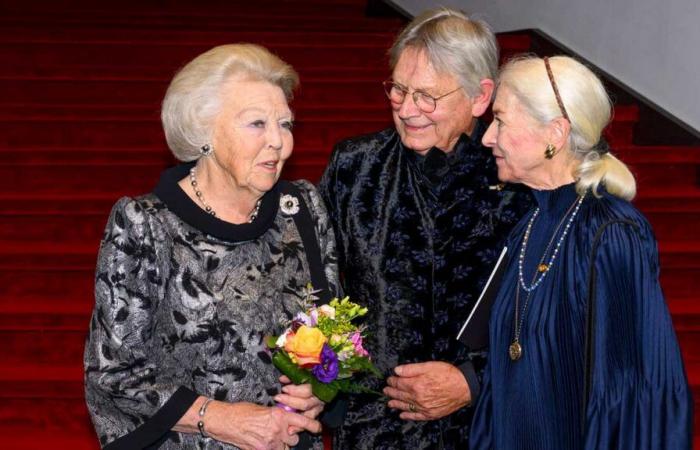 La principessa Beatrice assiste ad un balletto prima di partire per i Caraibi