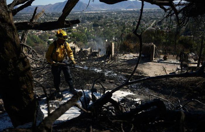 Incendi sulla costa orientale e occidentale: un membro dell’equipaggio diciottenne ucciso mentre i vigili del fuoco combattono pericolosi incendi che divampano su entrambe le coste