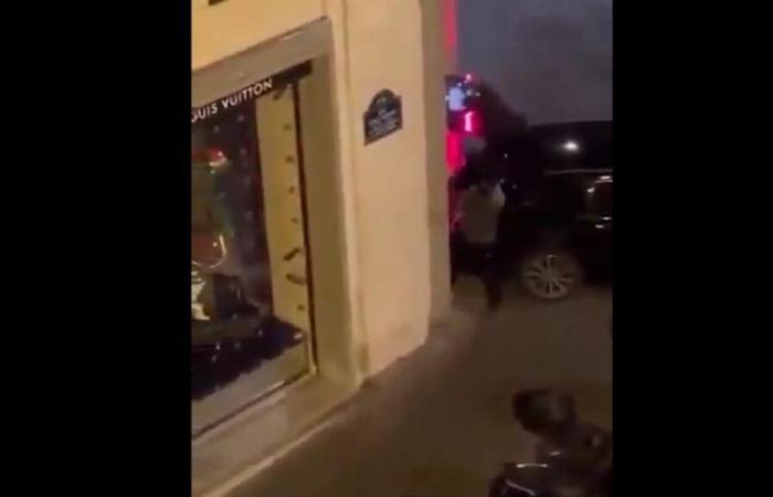 “Ehi, ehi, sei morto”: dopo il video di una rapina in un negozio LVMH a Parigi, la polizia li ha inseguiti