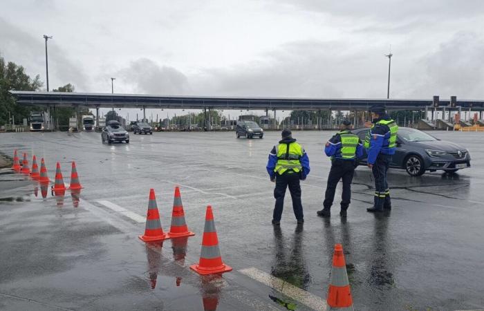 Posti a un casello in Gironda, i gendarmi tirano fuori una grande rete a strascico