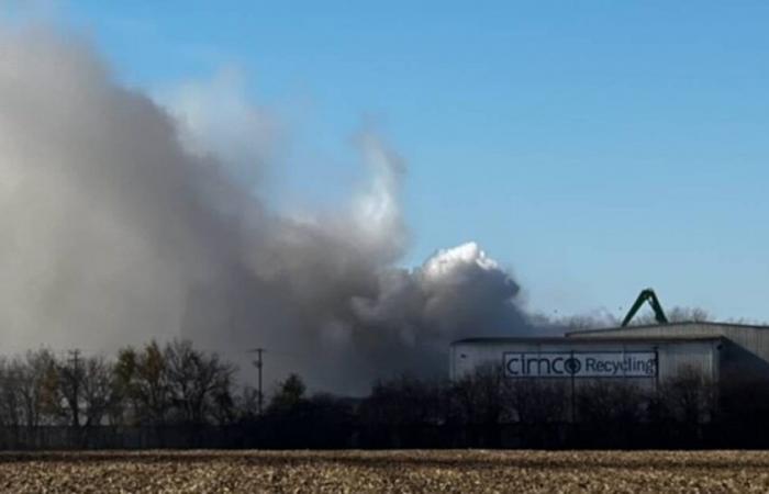 15 vigili del fuoco, 2 milioni di litri d’acqua combattono l’incendio di Cimco vicino a Sterling – Shaw Local