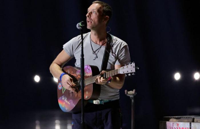 Coldplay: Chris Martin interrompe un concerto per aiutare un ragazzo nella fossa