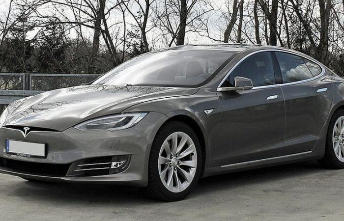 Intrappolati dalle porte bloccate dopo un incidente: quattro amici muoiono, bruciati vivi in ​​una Tesla