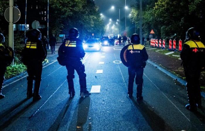 Tram bruciato, tre arresti, un ferito: un’altra notte agitata ad Amsterdam