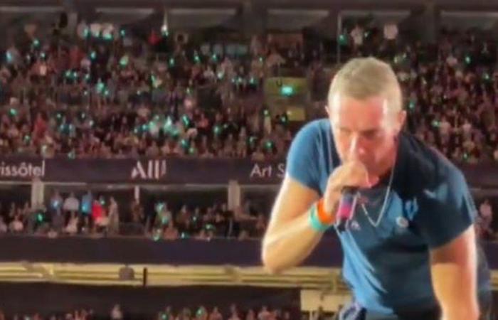 “Sit down there little man”: il frontman dei Coldplay interrompe il suo concerto per aiutare un giovane fan in difficoltà nel pit