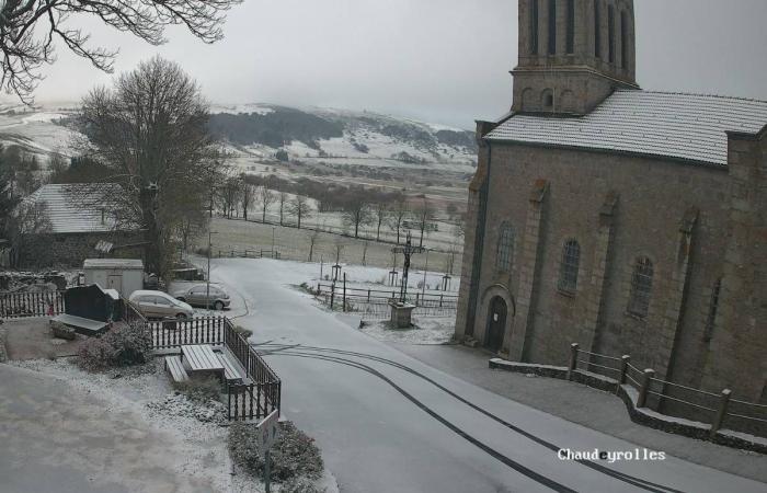 La prima neve della stagione è caduta sulle alture dell'Alta Loira