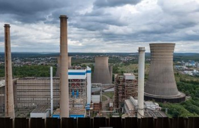 Minacciata di chiusura per motivi climatici, la centrale a carbone di Saint-Avold riprende l'attività per l'inverno