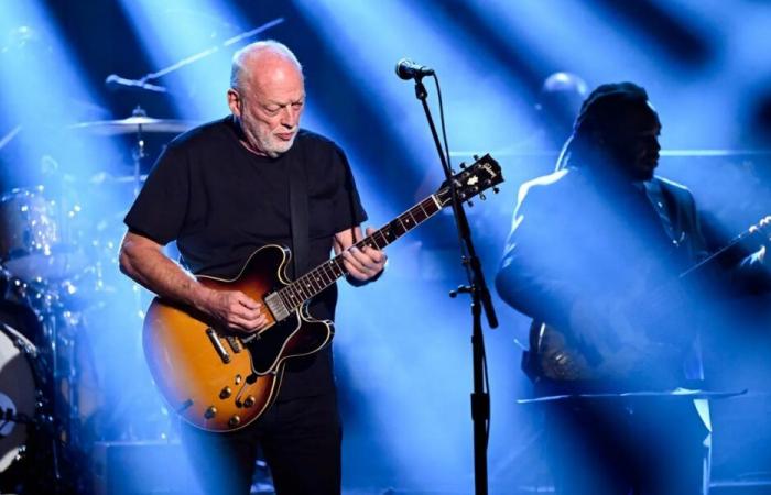 Guarda David Gilmour esibirsi in “Dark and Velvet Nights”