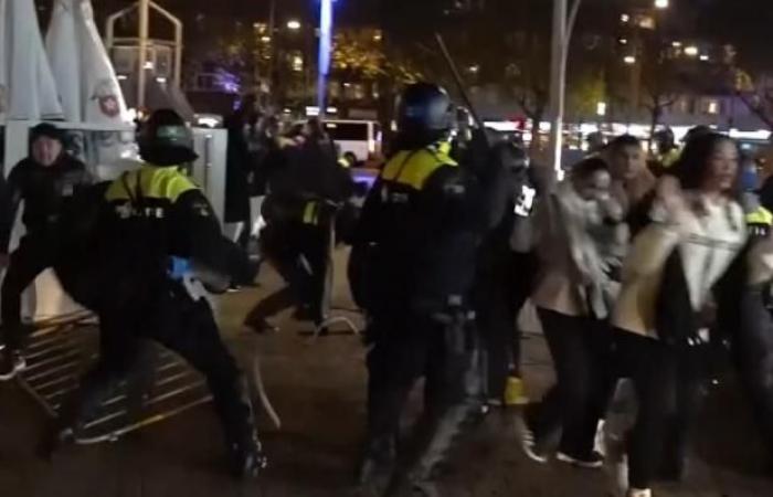 Amsterdam: Ieri sera i manifestanti filo-palestinesi hanno ripreso il controllo della città con la violenza, un tram dato alle fiamme e agenti di polizia presi di mira – La polizia ha effettuato diversi arresti Video