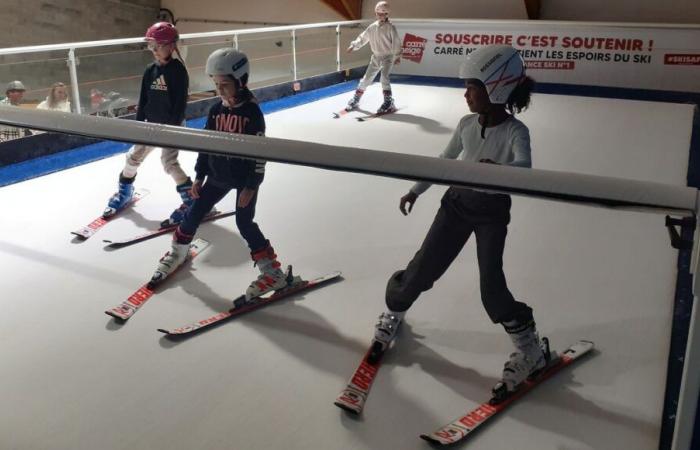 VIDEO – Tappetino da sci indoor a Saint-Michel-de-Maurienne: “è molto diverso dalla neve ma è fantastico”