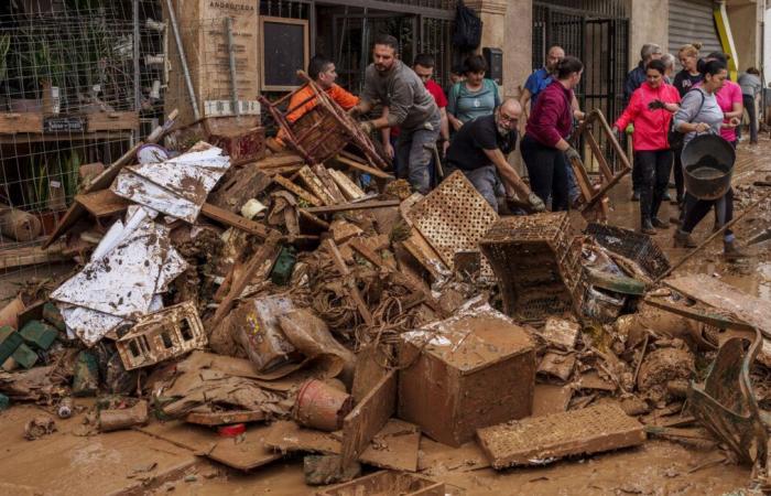 Mentre il regno piange le sue 223 morti, torna l’allarme rosso in Andalusia e Catalogna