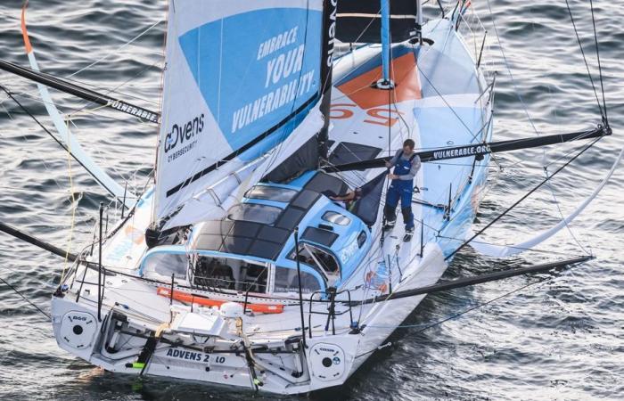 Vendée Globe 2024. Thomas Ruyant annuncia una piccola perdita all'anteriore