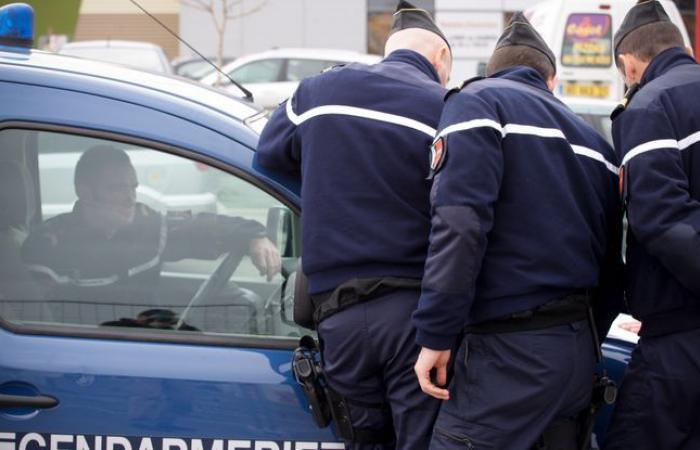 Si schianta con il suo furgone contro tre auto e un fienile prima di scomparire