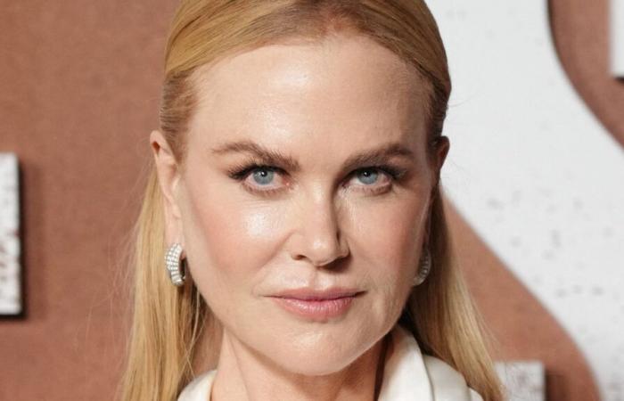 Nicole Kidman osa indossare un abito di pizzo immacolato e trasparente