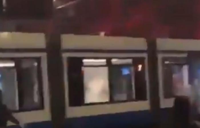 Centinaia di giovani erano in strada questo lunedì sera, un tram è bruciato