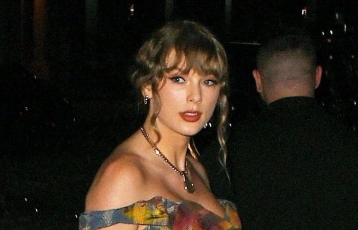 Taylor Swift aggiorna il tailleur gonna abbinandolo a un corsetto Victoria’s Secret in offerta a meno di 40€