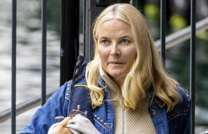 Mette-Marit dalla Norvegia fa visita a suo figlio in un centro di riabilitazione