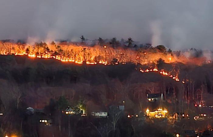 L'incendio di Jennings Creek accende un altro incendio; i forti venti complicano gli sforzi