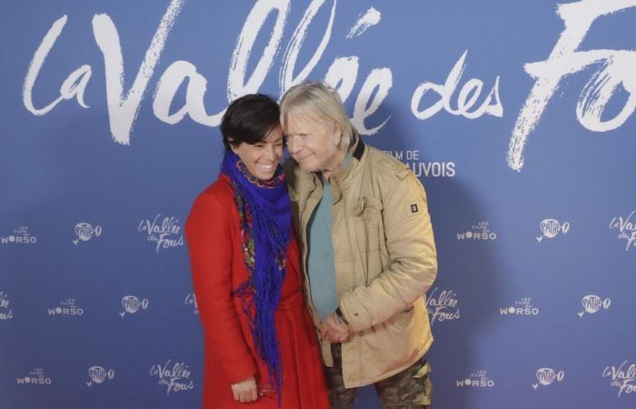 Sguardi complici e tenero abbraccio, Renaud e Cerise perdutamente innamorati a Parigi