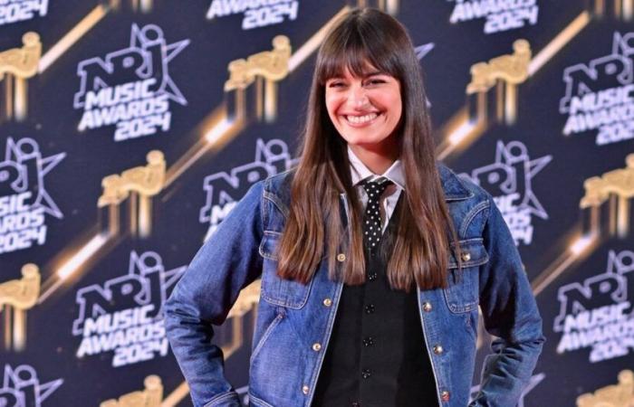 Clara Luciani mostra l’adorabile reazione di suo figlio ascoltando il suo nuovo album