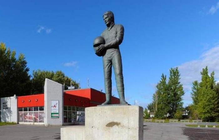 Formula 1 | Rubata la statua di Gilles Villeneuve, ritrovato l'elmo di Lauda