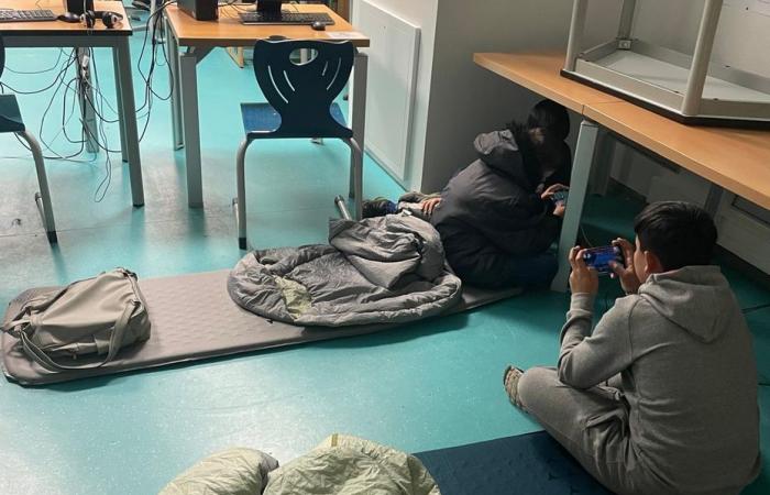 Gli insegnanti portano gli studenti migranti a scuola per la notte senza permesso