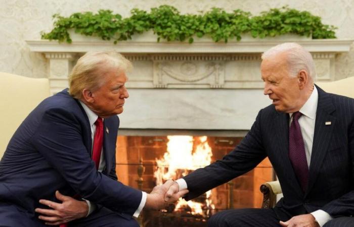 immagini della sua stretta di mano con Joe Biden