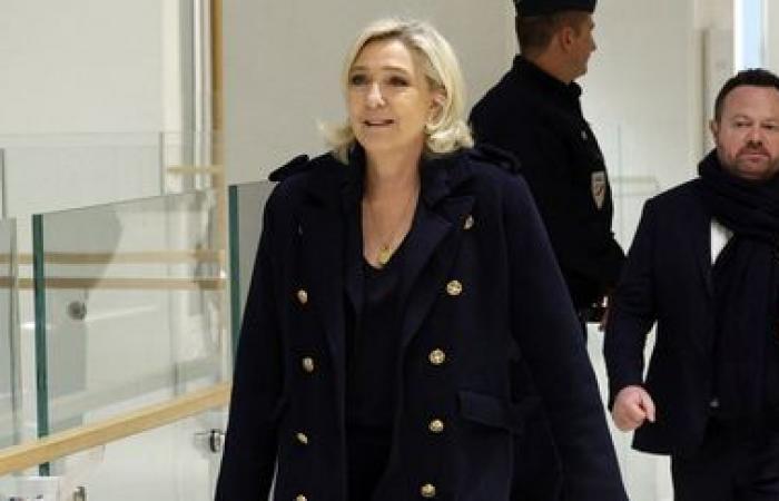 cinque anni di carcere, di cui tre sospesi, e cinque anni di ineleggibilità richiesti a Marine Le Pen