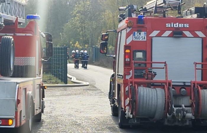 Cires-lès-Mello. I vigili del fuoco utilizzano un importante dispositivo dopo l'incendio di un silo