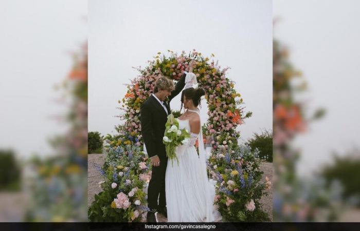 Il matrimonio da sogno dell’attore Gavin Casalegno sulle colline di Los Angeles si è svolto sotto un magnifico arco floreale