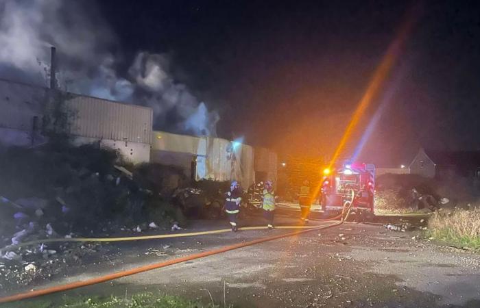 FOTO E VIDEO. Hazebrouck: scoppia un incendio negli ex mattatoi, tre persone prese in custodia dalla polizia