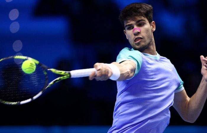 La grande prestazione di Alcaraz nel match contro Rublev alle ATP Finals: caduta in rete, pallonetto e rovescio in fondo al campo