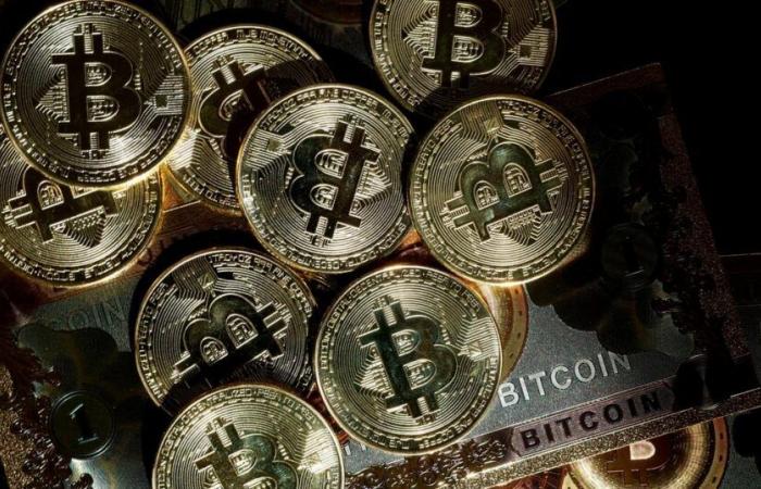 bitcoin oscilla intorno ai 90mila dollari, il dollaro vola