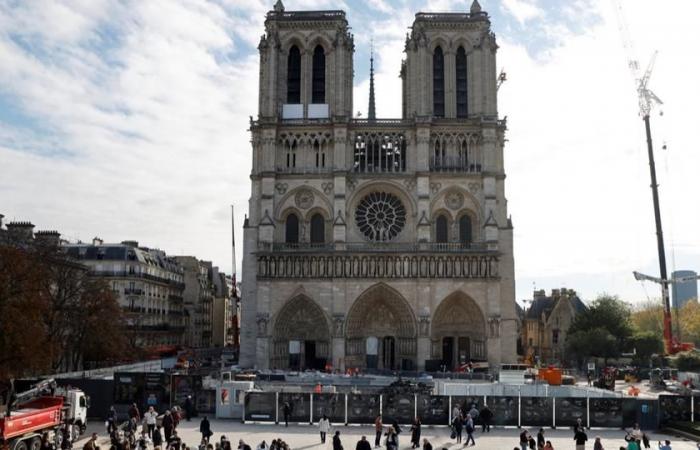 Emmanuel Macron pronuncerà il suo discorso in piazza, e non nella cattedrale